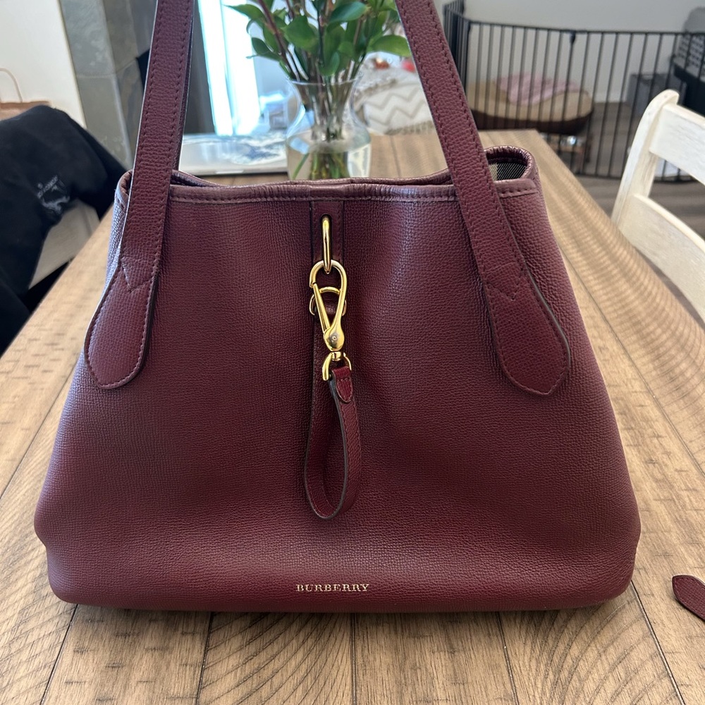 Versatile tote bag can be worn in two styles. Comes with wallet and wristlet